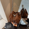 Sac seau marron plissé avec poignée anneau argentée et détail papillon chic - Café