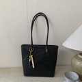 Bolso tote negro minimalista con correas dobles finas y colgante de cuentas de colores - Negro con colgante