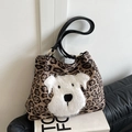Luipaardprint shopper met witte pluche hondenpatch en zwarte lederen schouderbanden - Khaki