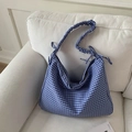 Blauw-witte geruite draagtas met geplooide schouderbanden en strikaccenten - Blauw