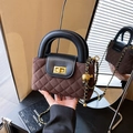 Borsa a tracolla trapuntata in camoscio marrone con patta nera e catena d'oro - Marrone