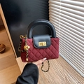 Elegante borsa bordeaux in pelle scamosciata trapuntata con patta nera e catena dorata - Rosso