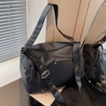 Schwarze gewebte Reisetasche aus Leder mit breitem Schultergurt und großem Volumen - Schwarz
