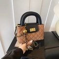 Borsa trapuntata marrone e nera con manico circolare e tracolla a catena d'oro - Marrone