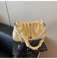 Détail du sac nuage froncé jaune pâle avec chaîne en perles et bandoulière assortie - Jaune