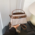 Schicke Canvas-Beuteltasche in Cremeweiß mit braunem Lederbesatz und Drehverschluss - Khaki