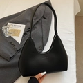 Bolso de hombro media luna negro elegante en cuero granulado con cremallera plateada fina - Negro