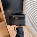 Elegante schwarze Umhängetasche aus Saffiano-Leder mit Metallverschluss und Riemen - Schwarz