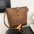 Vintage dunkelbraune Beuteltasche aus Wildleder und Leder mit goldenem Drehverschluss - Braun