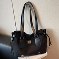 Grand sac cabas noir en daim minimaliste avec poignées en cuir et cordons latéraux - Noir