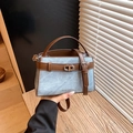 Umhängetasche aus Denim und braunem Leder mit dekorativer silberner Metallschnalle - Blau
