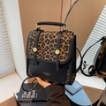 Mochila chic estilo universitario con estampado de leopardo, cuero negro y hebillas - Marrón