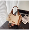 Secchiello beige e marrone con ciondolo a forma di agnello e tracolla regolabile - Bianco