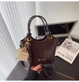 Secchiello in pelle cerata marrone scuro con placca logo e ciondolo in peluche beige - Marrone