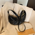 Schicke schwarze Halbmond-Schultertasche mit plissierter Lederoptik und Goldbeschlag - Schwarz
