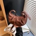 Braune Halbmond-Tasche aus Litschileder mit Falten und verstellbarem Riemen - Braun
