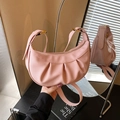 Rosafarbene Halbmond-Schultertasche aus Leder mit Litschi-Muster, Falten und Gold-Hardware - Rosa