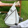 Dettaglio della borsa a tracolla in nylon bianco con etichetta fashion e fibbie laterali - Bianco