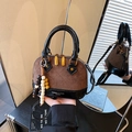 Bolso de concha en ante marrón y charol negro con elegante colgante de cuentas de madera - Café con Colgante