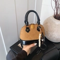 Bolso de concha marrón esmerilado con ribete de cuero negro y colgante de cuentas de madera - Marrón con colgante