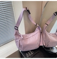 Dettaglio borsa a mezzaluna in nylon lilla con tirante intrecciato e tracolla regolabile - Viola