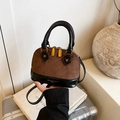 Bolso de ante acolchado marrón con detalles de cuero negro y correa extraíble - Café sin Colgante