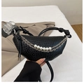 Dettaglio borsa a mezzaluna nera con trama in ecopelle intrecciata, perle e catene - Nero