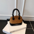 Bolso tipo domo bicolor marrón y negro con textura acolchada y detalles dorados - Marrón Sin Colgante