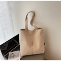 Primer plano del bolso tote de lona beige mostrando el logo lateral y la textura - Caqui