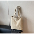 Primer plano detallado del bolso de lona con textura y logotipo discreto en tejido resistente - Gris Beige