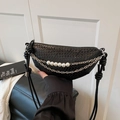 Bolso media luna de cuero trenzado negro con cadenas de perlas y correa anudada - Negro