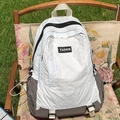 Mochila ligera para exteriores en blanco y gris con etiqueta Fashion en una silla - Blanco & Gris