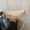 Bolso de media luna blanco crema con textura de cocodrilo y cadena de perlas chic - Blanco