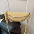 Bolso media luna amarillo pálido con patrón cocodrilo, cadena y perlas - Amarillo
