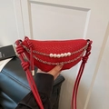 Bolso bandolera de media luna trenzado rojo con elegantes cadenas doradas y perlas blancas - Rojo