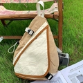 Borsa a tracolla triangolare outdoor impermeabile in kaki e bianco avorio testurizzato - Cachi