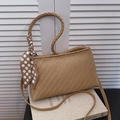 Schicke khakifarbene Web-Hobo-Tasche mit gepunktetem Halstuchgriff auf schlichtem Grund - Khaki