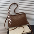 Braune Hobo-Tasche mit Webstruktur, gepunktetem Seidentuch und geflochtenem Griff - Braun