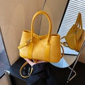Sac cabas chic en daim jaune avec bandoulière amovible et finitions en métal argenté - Jaune Large