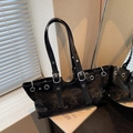 Y2K schwarze Metallic-Tote-Bag mit silbernen Ösen und verstellbaren Schnallenriemen - Schwarz