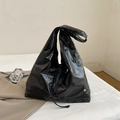 Bolso tote grande de cuero sintético negro brillante con logo de corazón plateado - Negro