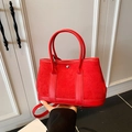 Sac à main rouge en cuir et daim avec boucle argentée et bandoulière amovible réglable - Grande Taille Rouge