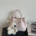 Detail der hellrosa gewebten Beuteltasche mit Zierschnalle und Plüschbär-Anhänger - Rosa (Mit Anhänger)