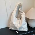 Bolso tote blanco grande con textura arrugada brillante y detalle de corazón de metal - Blanco