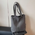 Bolso tote de lona gris oscuro minimalista con correas de hombro y logotipo blanco - Marrón Oscuro