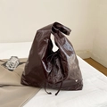Borsa tote oversize marrone cioccolato in ecopelle lucida stropicciata con fiocco e cuore - Marrone