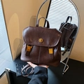 Sac à dos vintage en similicuir marron foncé avec fermoir métallique et design classique - Marron