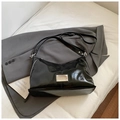 Bolso de hombro clásico en charol negro con logotipo plateado y correa ajustable - L Negro / Grande