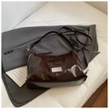 Bolso de hombro en charol marrón oscuro brillante con detalles metálicos plateados - Café Grande / Grande