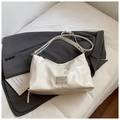Bolso de hombro minimalista en charol blanco con acabado brillante y placa plateada - Blanco Grande / Grande